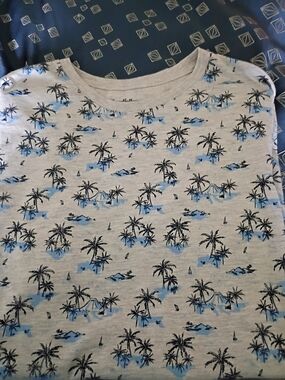 Goodfellow & Co Light Gray Short Sleeve Tee with Blue & Black Palm Print